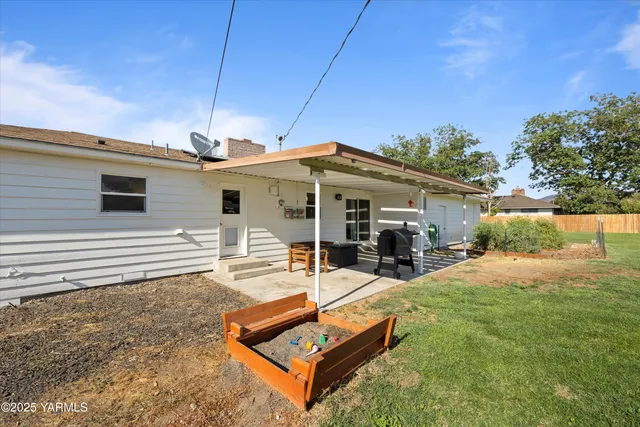 a view of a house with backyard and porch