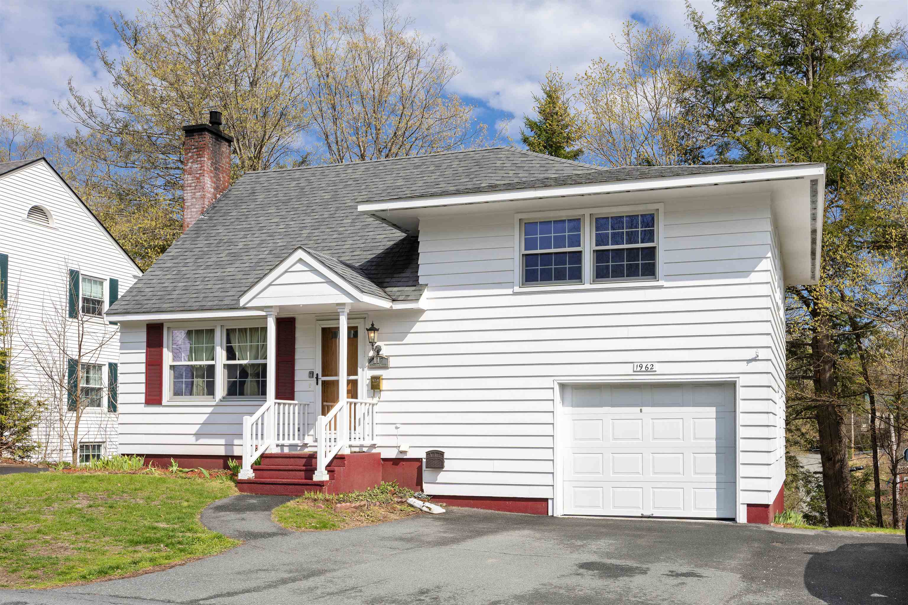 117 Underclyffe Road St. Johnsbury, VT 05819 - Photo 2 of 36