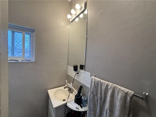 $825 | 8 South Good Street, Unit 2, Jeannette, PA 15644
