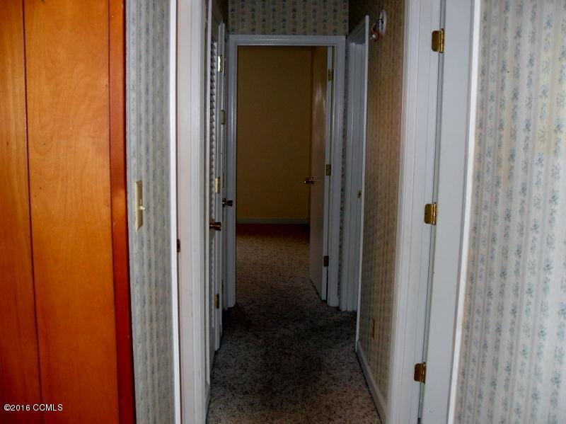204 Shell Landing Road Beaufort, NC 28516 - Photo 12 of 18 Hallway to bedrooms