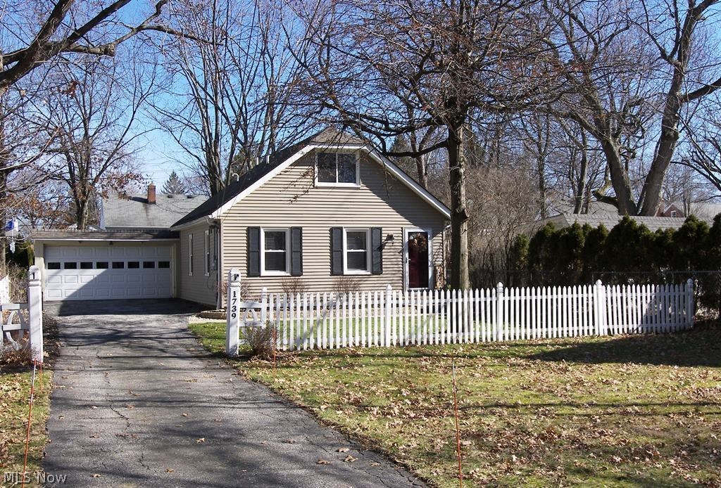 1739 Lyndhurst Road Lyndhurst, OH 44124 - Photo 2 of 21