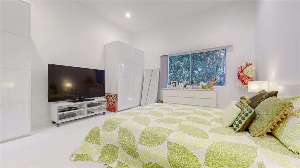 840 North Croft Avenue, Unit PH301 Los Angeles, CA 90069 - Photo 23 of 44