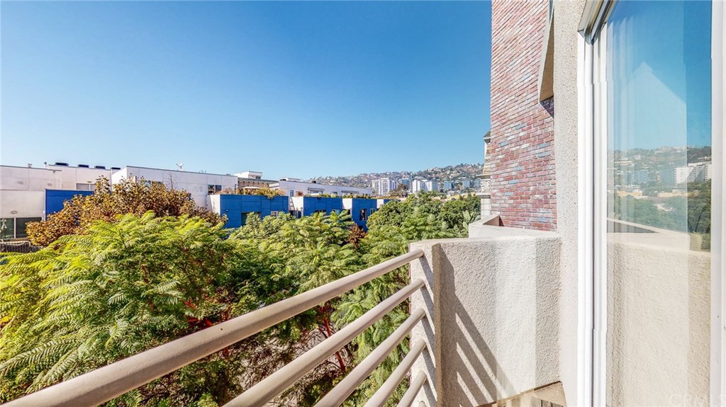 840 North Croft Avenue, Unit PH301 Los Angeles, CA 90069 - Photo 8 of 44
