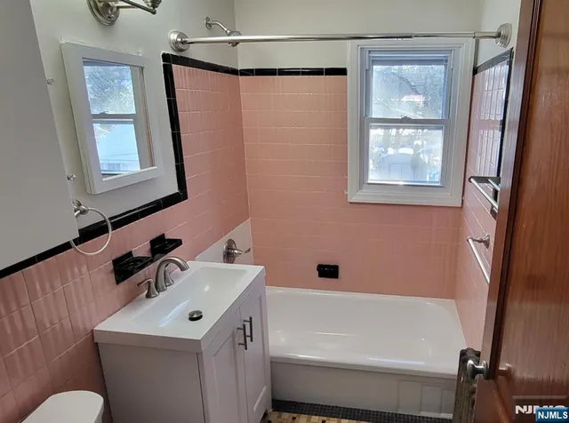 $2,500 | 689 Godwin Avenue, Unit 2, Midland Park, NJ 07432