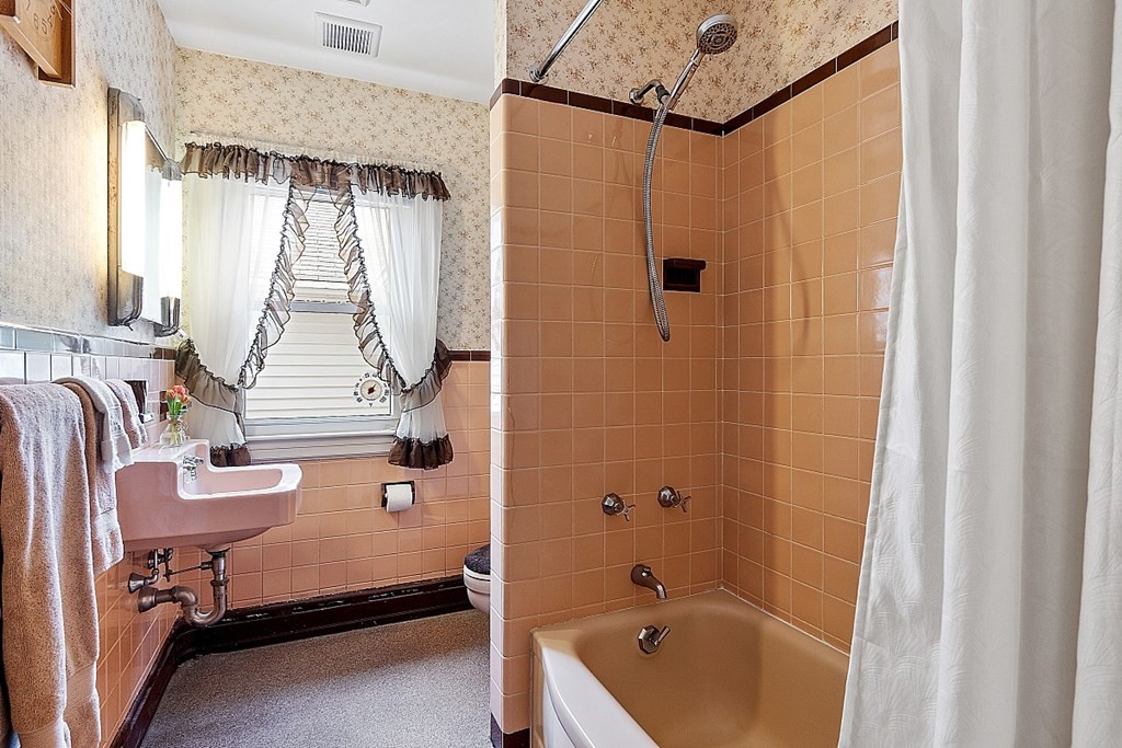 61 Harvard Road Shirley, MA 01464 - Photo 24 of 42 a bathroom with a sink and a tub