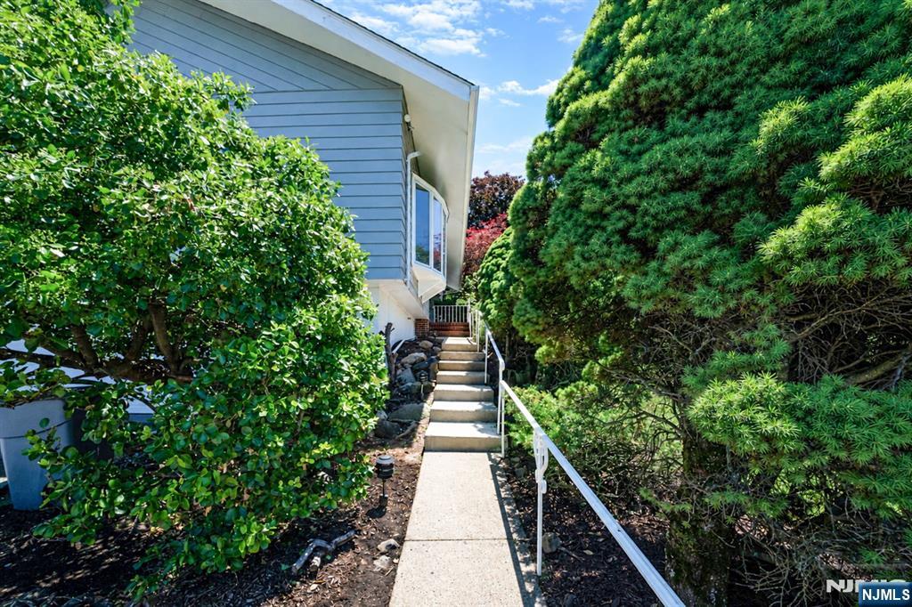 128 Beverly Road Fairfield, NJ 07004 - Photo 3 of 44