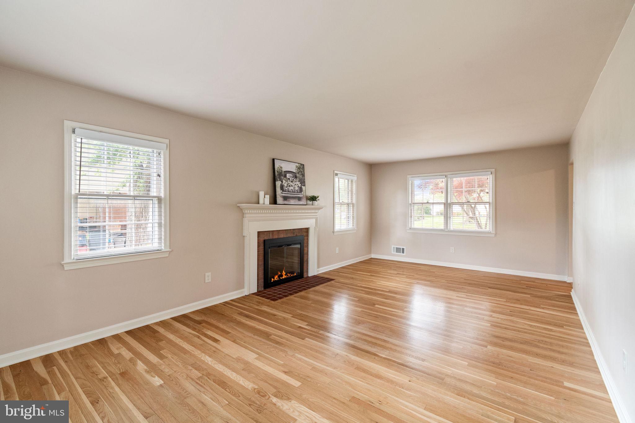 7619 Hayfield Road Alexandria, VA 22315 - Photo 10 of 60 Living room