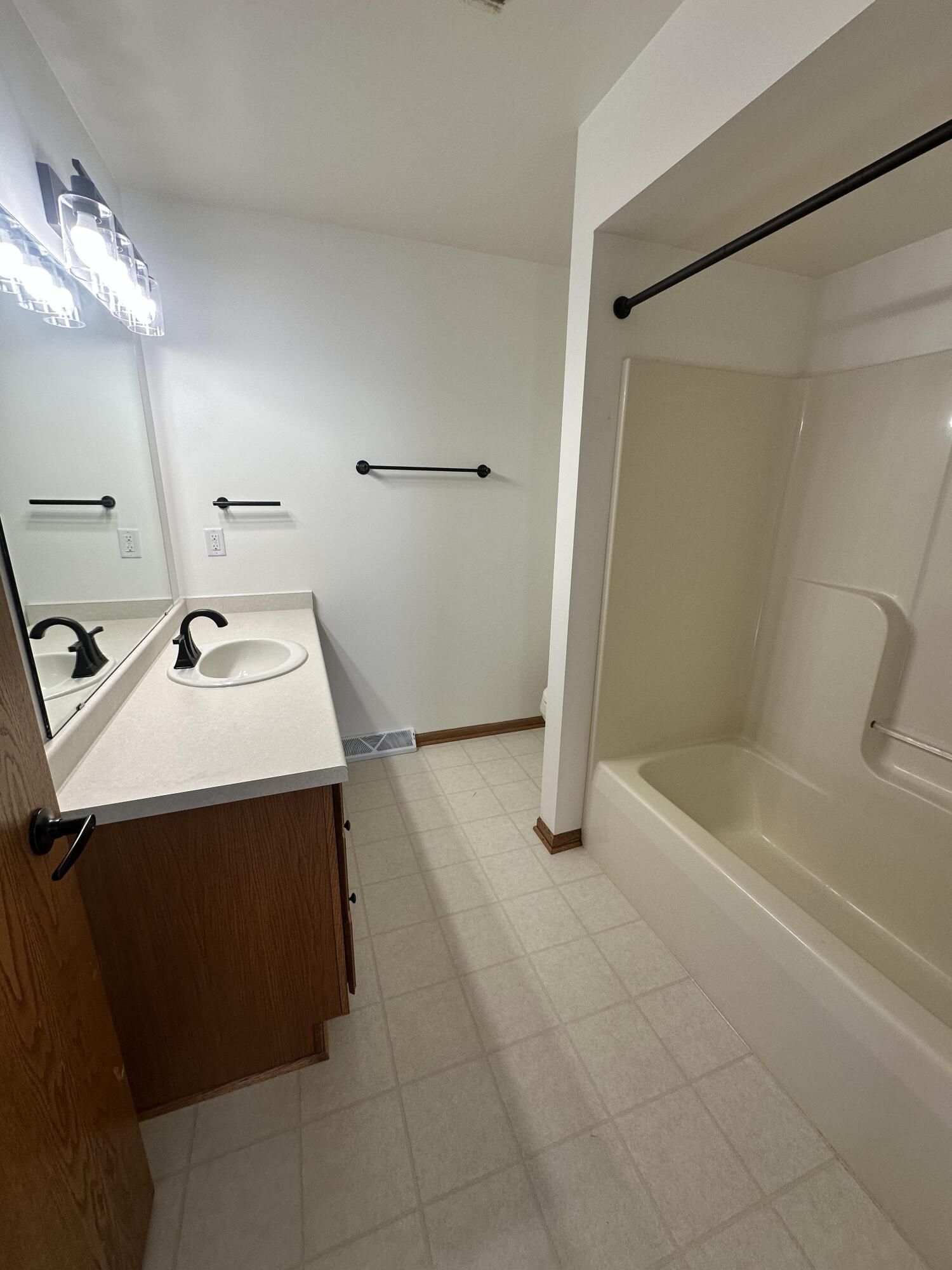 1133 Ellys Way Slinger, WI 53086 - Photo 32 of 35 Robert McCaigue - 1135 - Main Bath Upsta