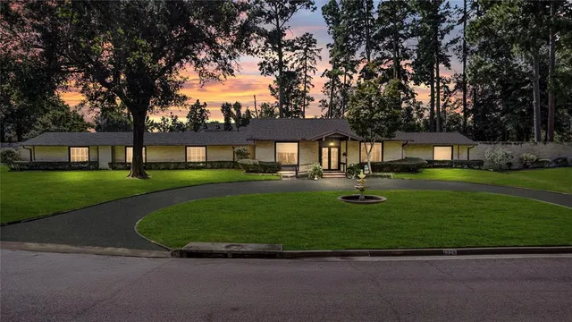 a view of an house with backyard space and garden