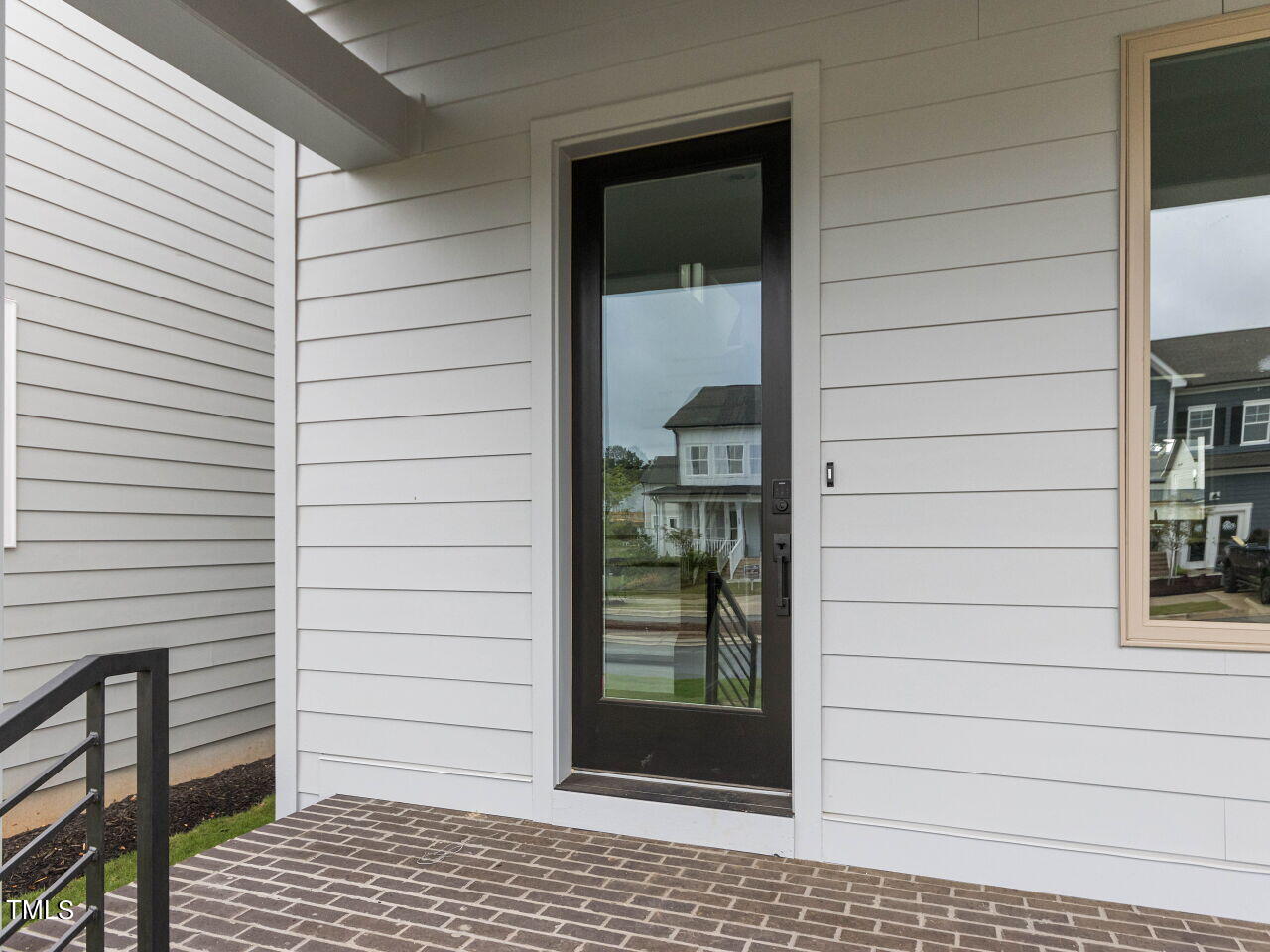 004-1280x960-front-door