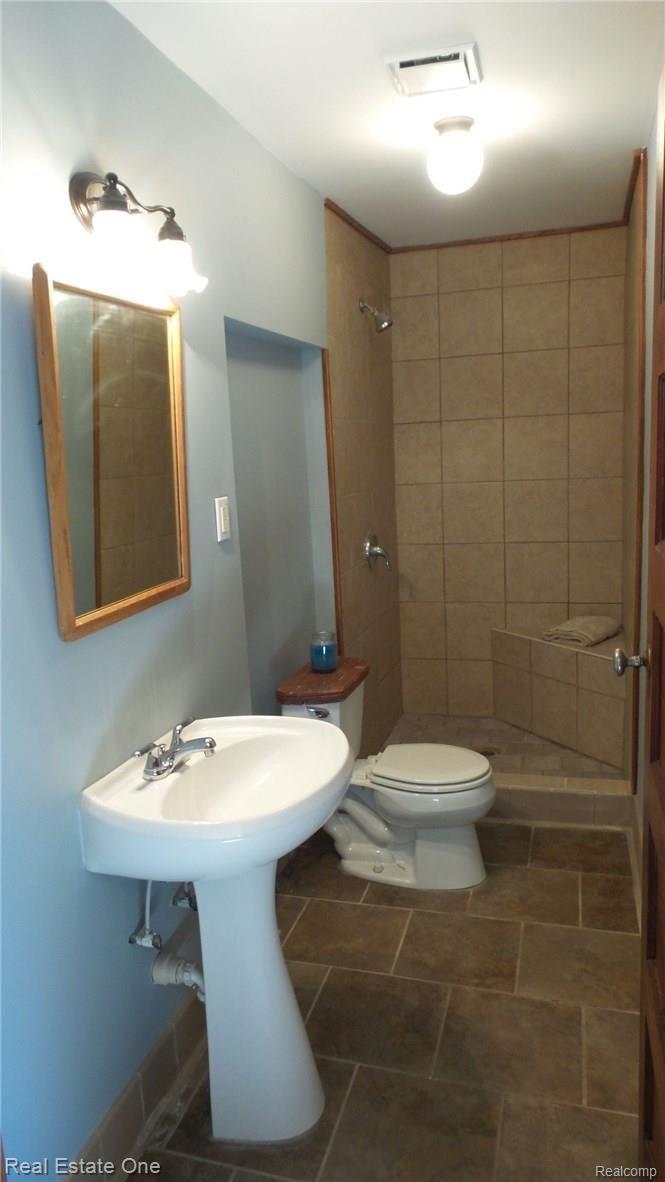 4527 Genesee Road Lapeer, MI 48446 - Photo 14 of 31 First Floor Bath