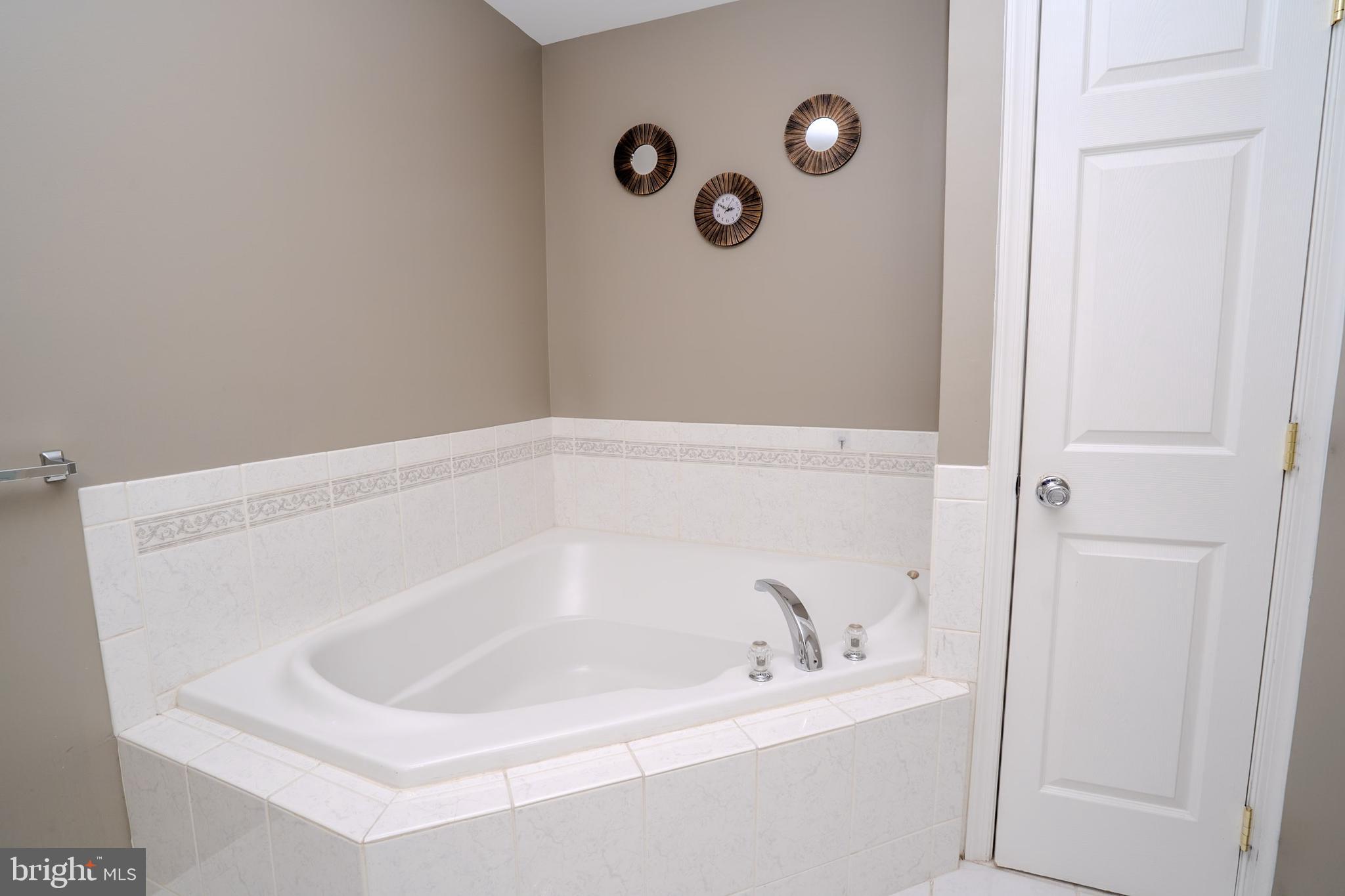 101 Beacon Drive Deptford, NJ 08096 - Photo 28 of 40 a bathroom with a bathtub