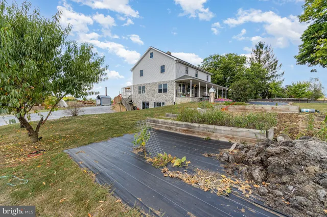 a view of a house with backyard and garden