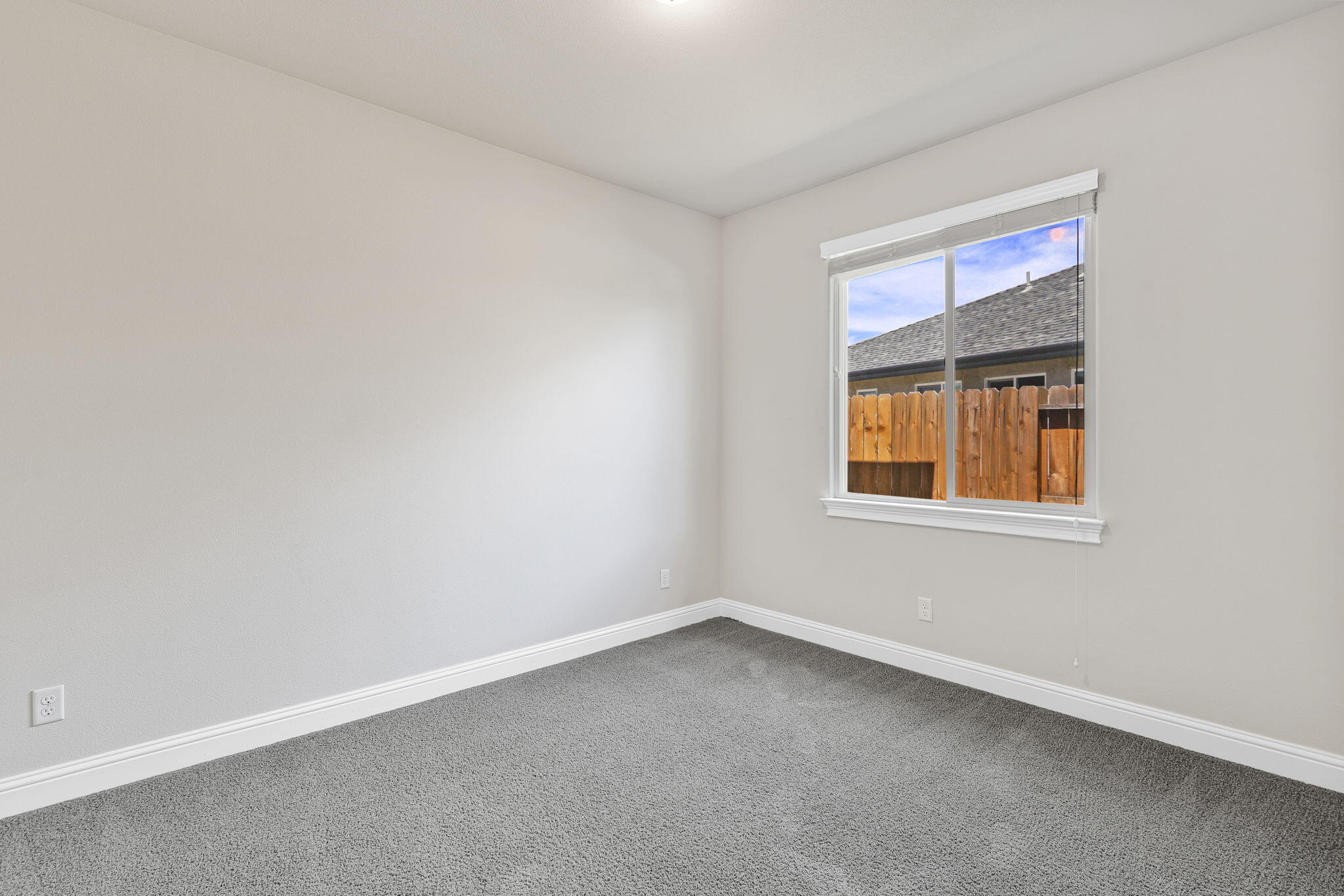 150 Trek Lane Redding, CA 96003 - Photo 21 of 29 Bedroom 3
