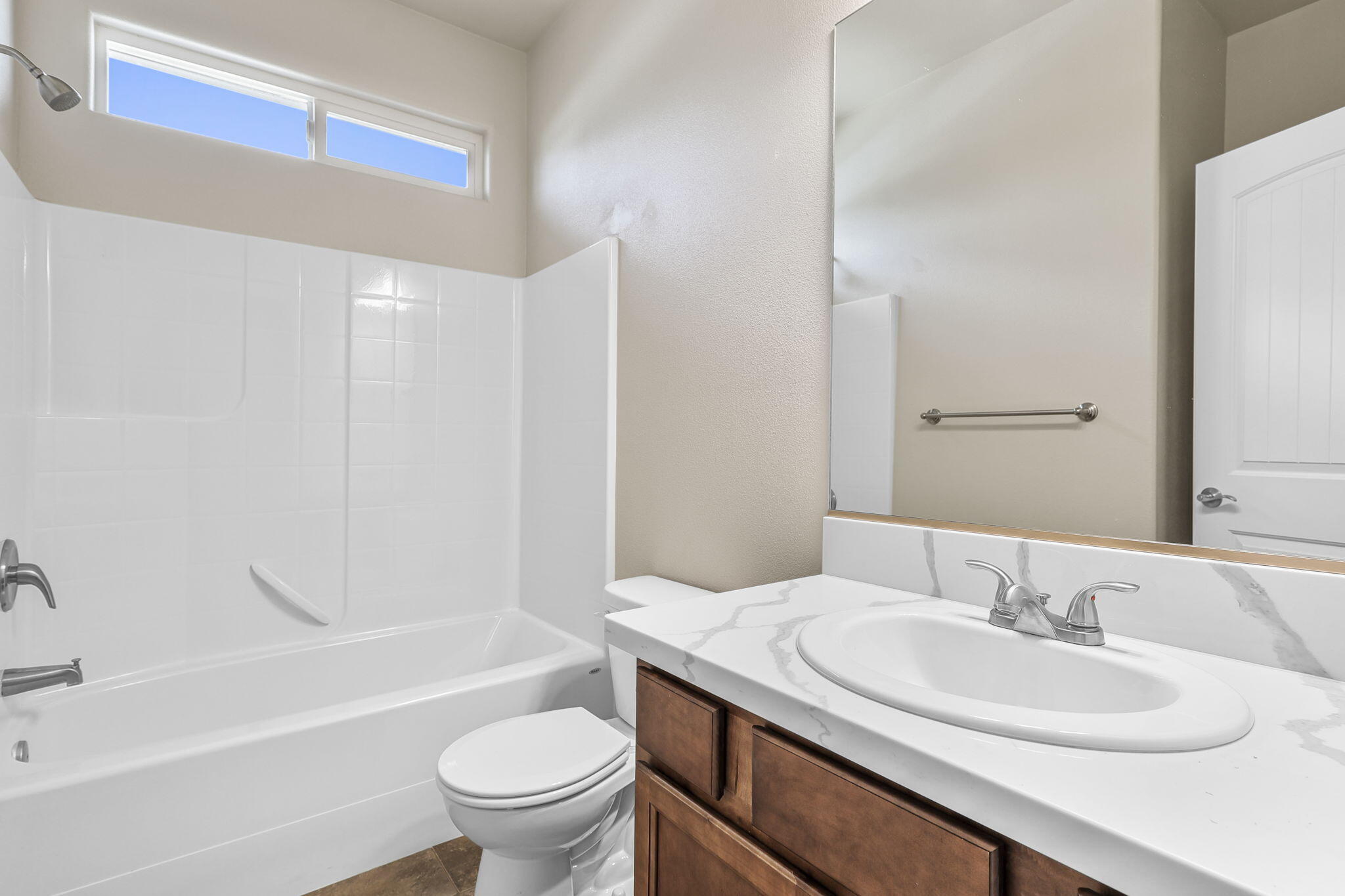150 Trek Lane Redding, CA 96003 - Photo 22 of 29 Full Main Bathroom