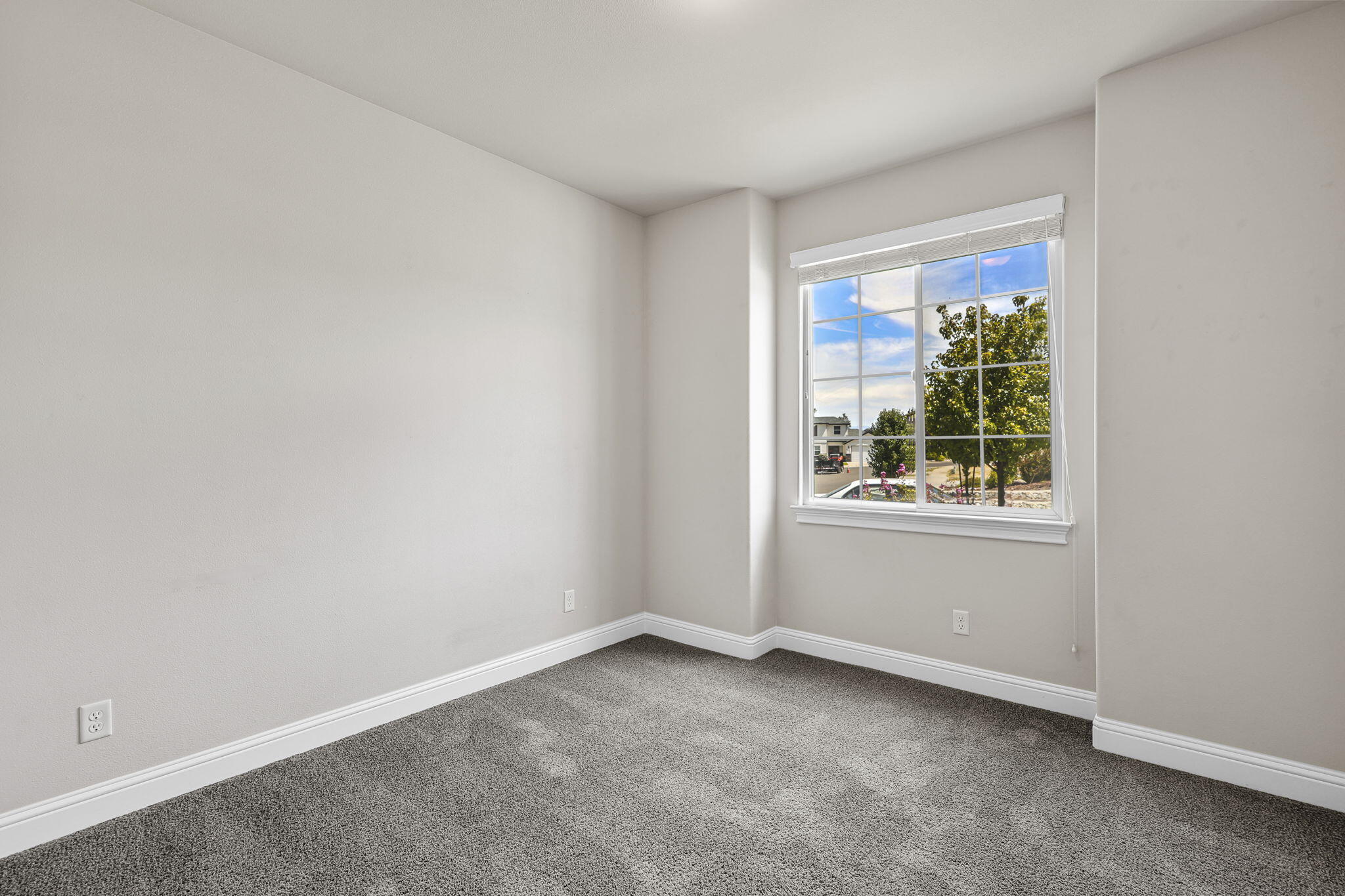 150 Trek Lane Redding, CA 96003 - Photo 24 of 29 Bedroom 4