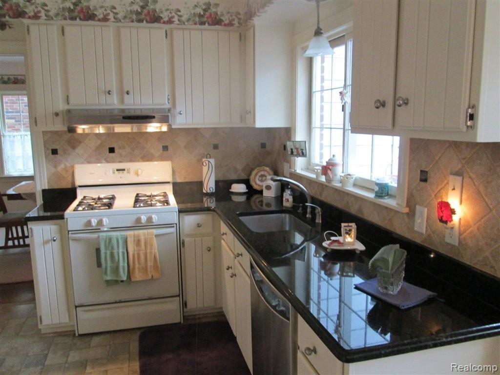 1862 Prestwick Road Grosse Pointe, MI 48236 - Photo 7 of 15 IMG_0015.JPG