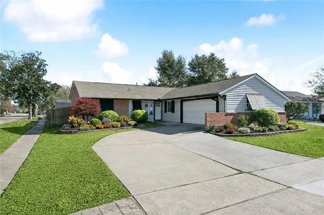 $275,900 | 2 Bradley Place, Kenner, LA 70065