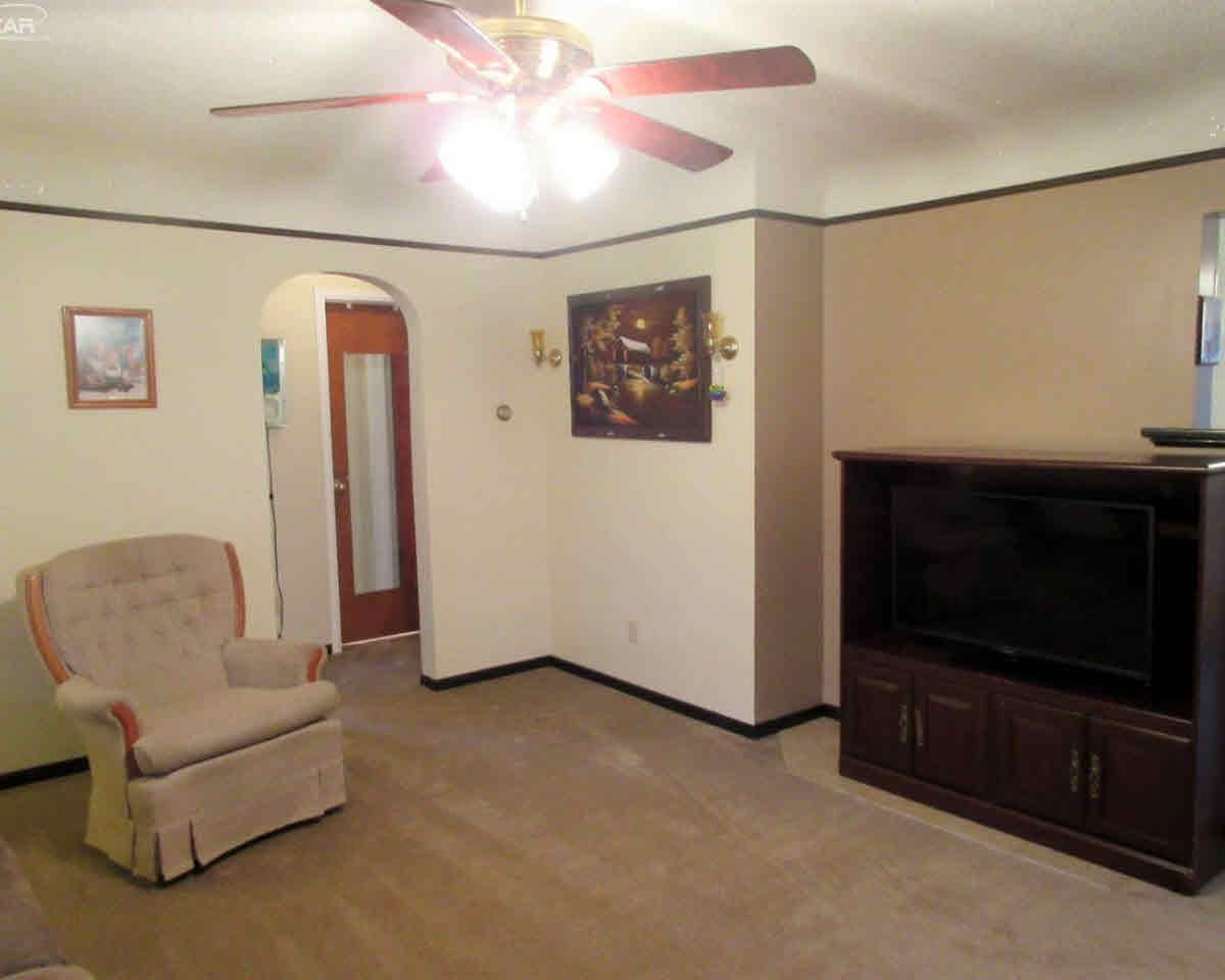 5272 West Carpenter Road Flint, MI 48504 - Photo 11 of 40 21260758-10.JPG