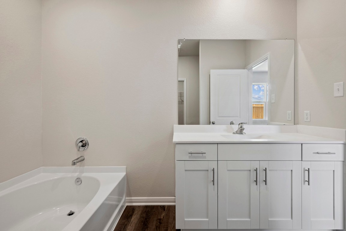 10403 Red Cardinal Drive Cleveland, TX 77328 - Photo 13 of 24 a bathroom with a bathtub sink and mirror