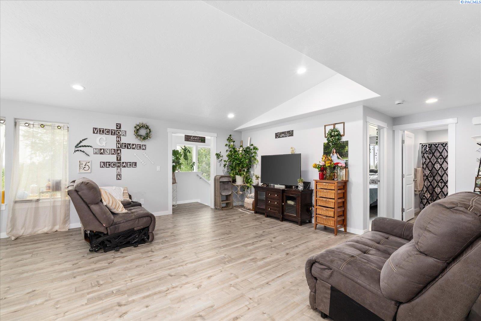 1402 North Edison Street Kennewick, WA 99336 - Photo 4 of 49 Gallery Image 4