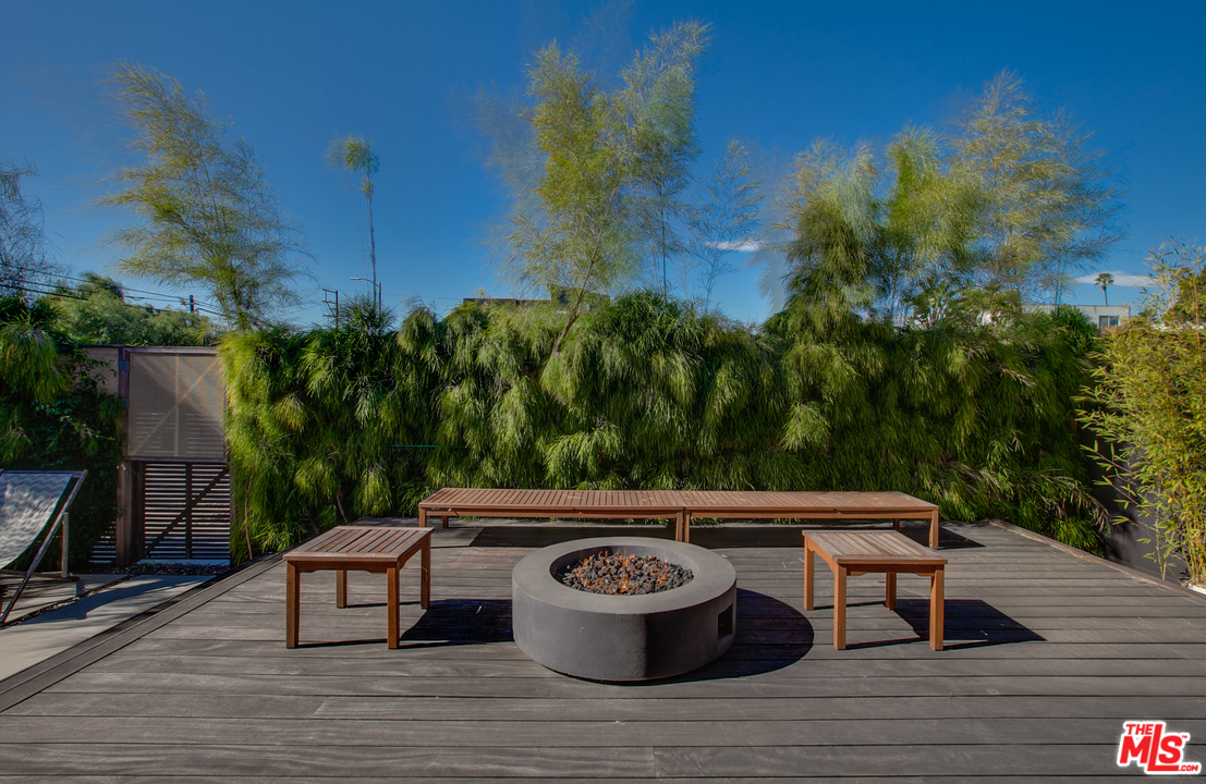 800 7th Avenue Venice, CA 90291 - Photo 12 of 28 a view of a chairs and table on the wooden floor