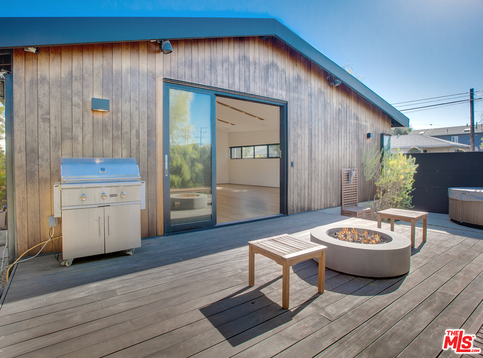 800 7th Avenue Venice, CA 90291 - Photo 14 of 28 a view of a living room and a kitchen