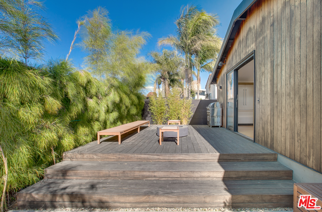 800 7th Avenue Venice, CA 90291 - Photo 15 of 28 a view of a yard with plants