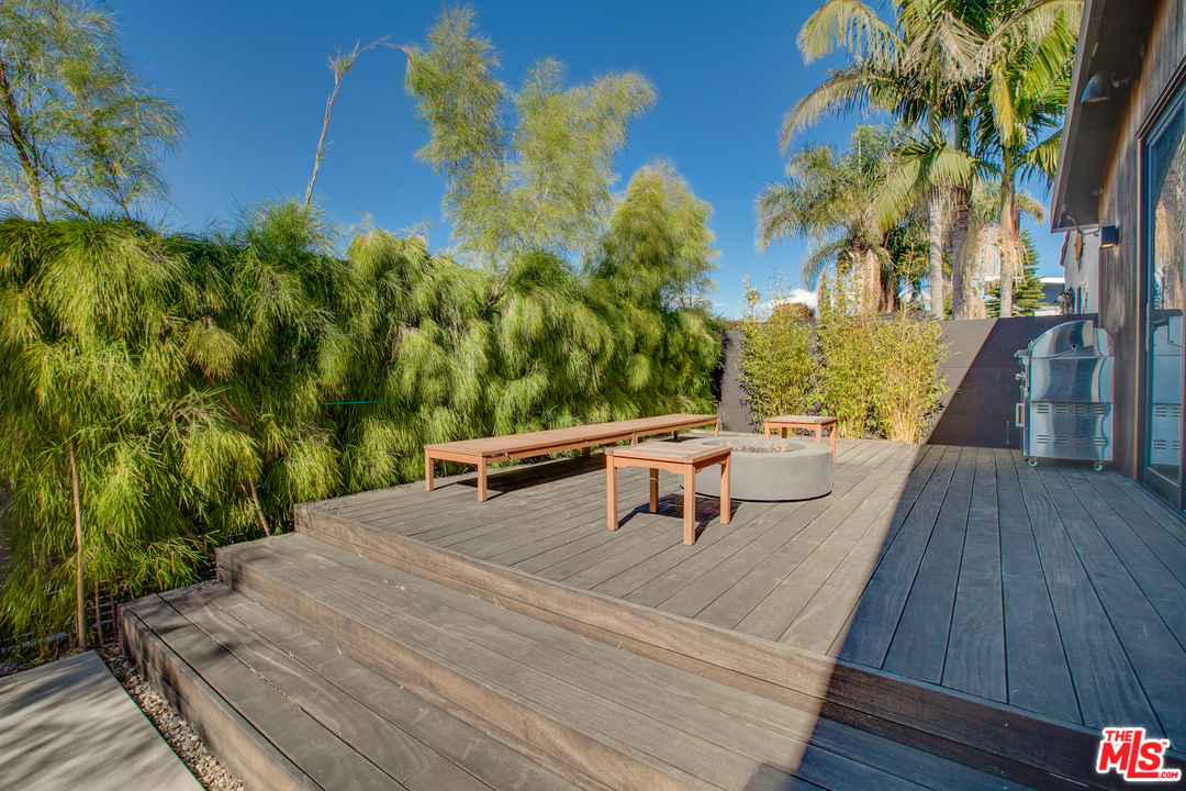 800 7th Avenue Venice, CA 90291 - Photo 16 of 28 a view of a balcony with chairs