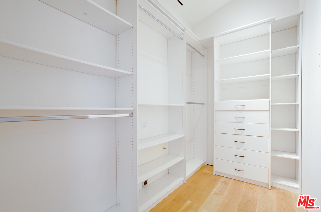 800 7th Avenue Venice, CA 90291 - Photo 20 of 28 a view of an empty walk in closet