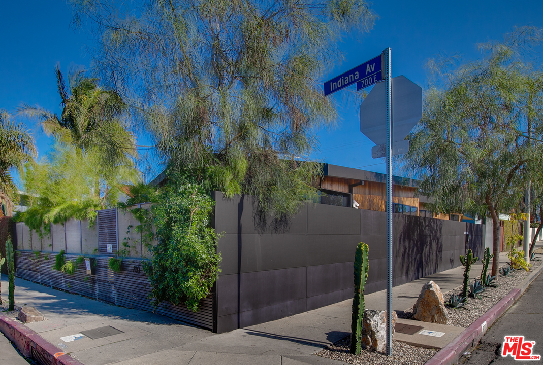 800 7th Avenue Venice, CA 90291 - Photo 2 of 28 a view of a house with a tree