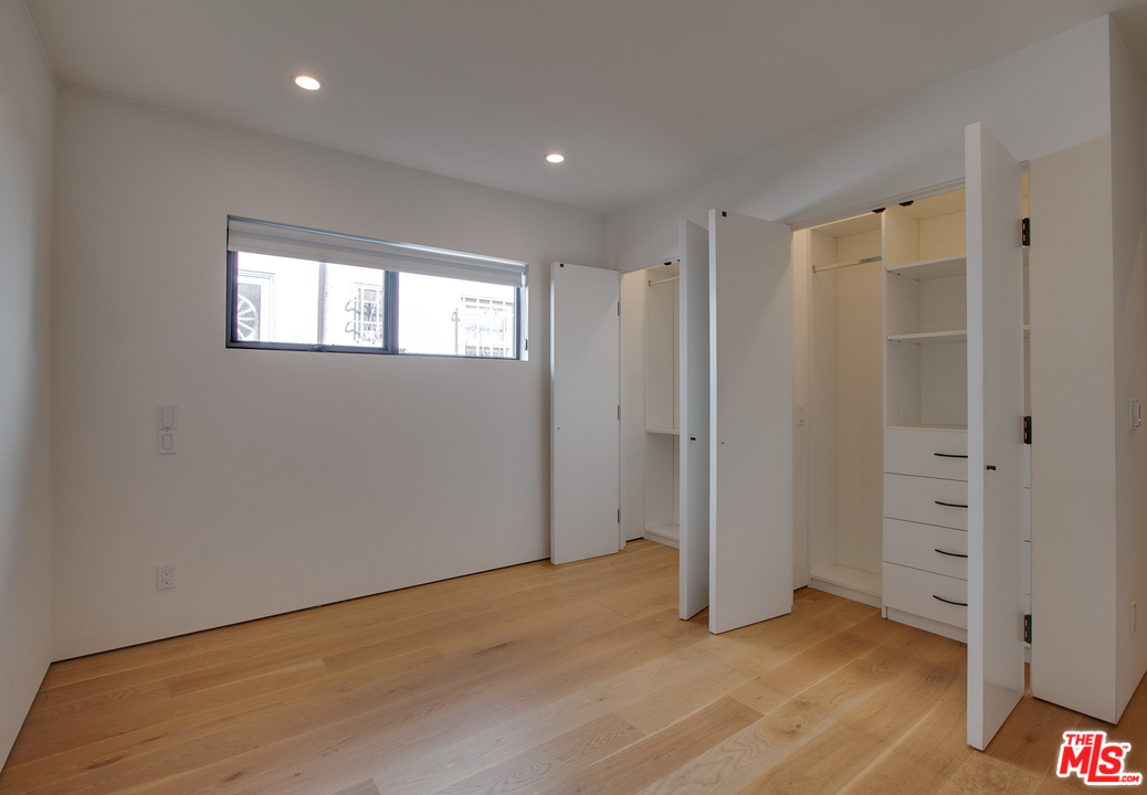 800 7th Avenue Venice, CA 90291 - Photo 21 of 28 an empty room with windows