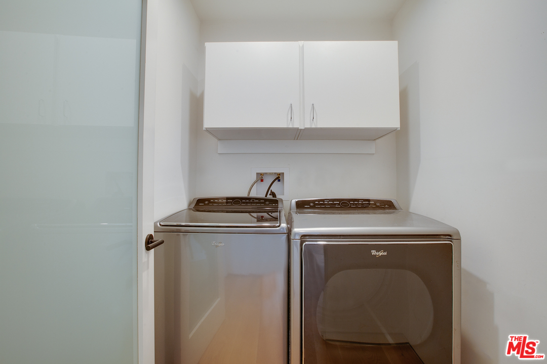 800 7th Avenue Venice, CA 90291 - Photo 24 of 28 a utility room with dryer and washer