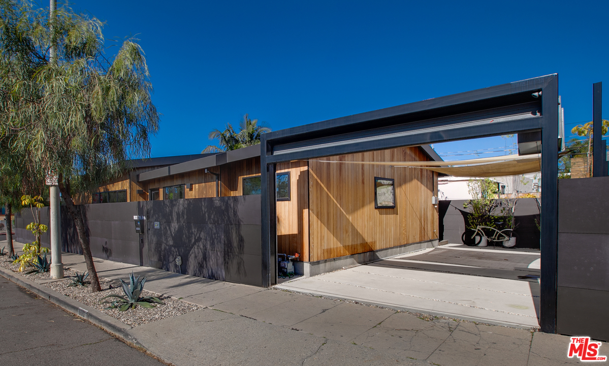 800 7th Avenue Venice, CA 90291 - Photo 25 of 28 a view of a house with a patio