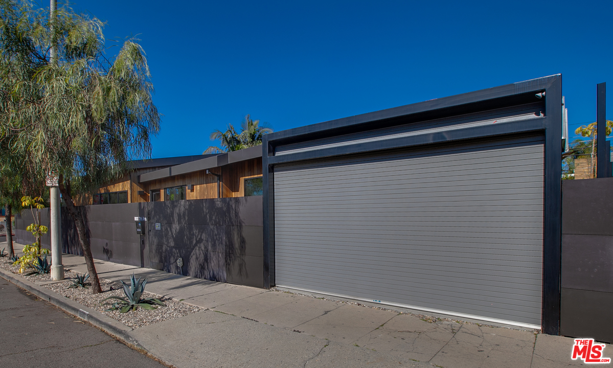 800 7th Avenue Venice, CA 90291 - Photo 26 of 28 a backyard of a house with shaded area