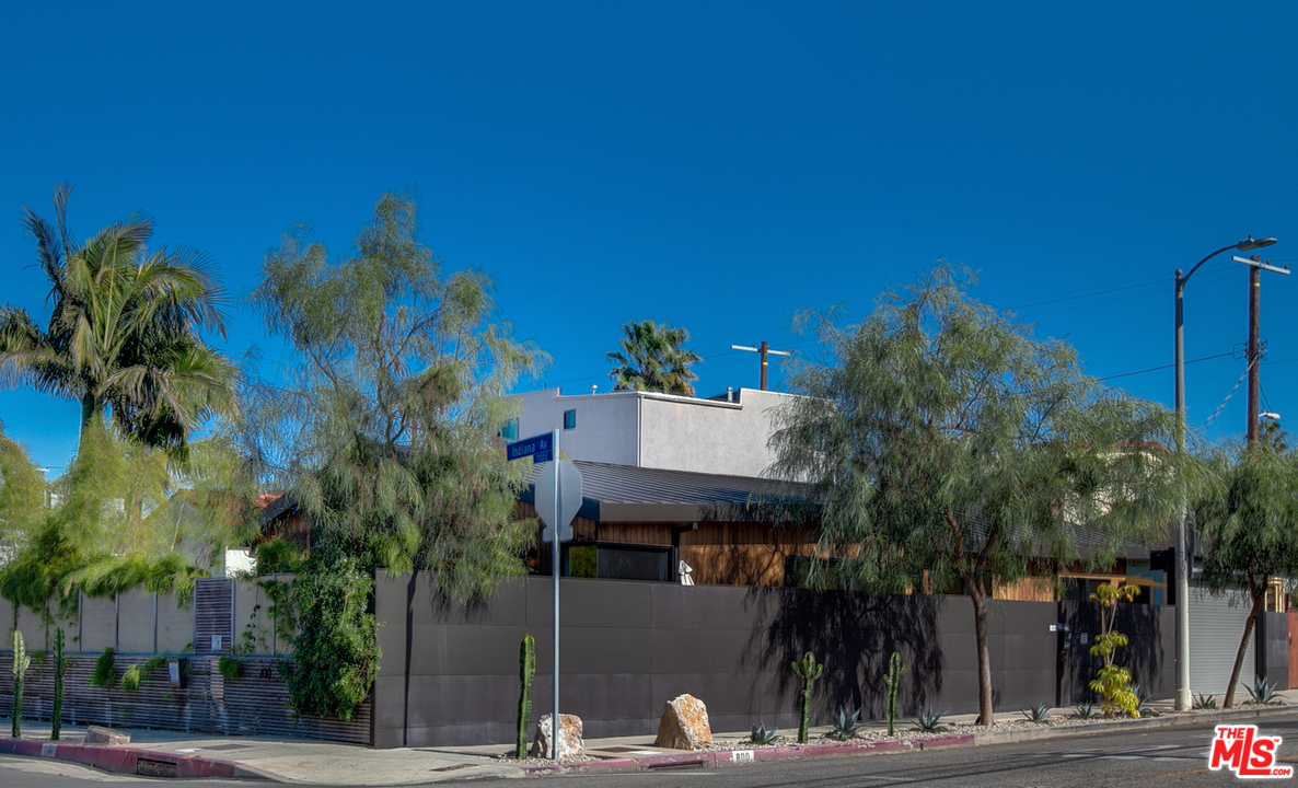 800 7th Avenue Venice, CA 90291 - Photo 27 of 28 a front view of a house with a yard