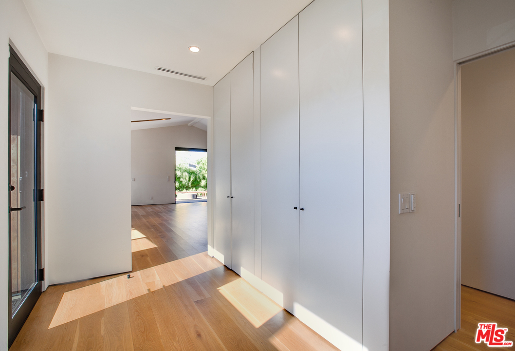 800 7th Avenue Venice, CA 90291 - Photo 4 of 28 a view of a bedroom