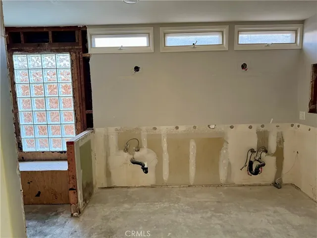 a picture of a black and white photo