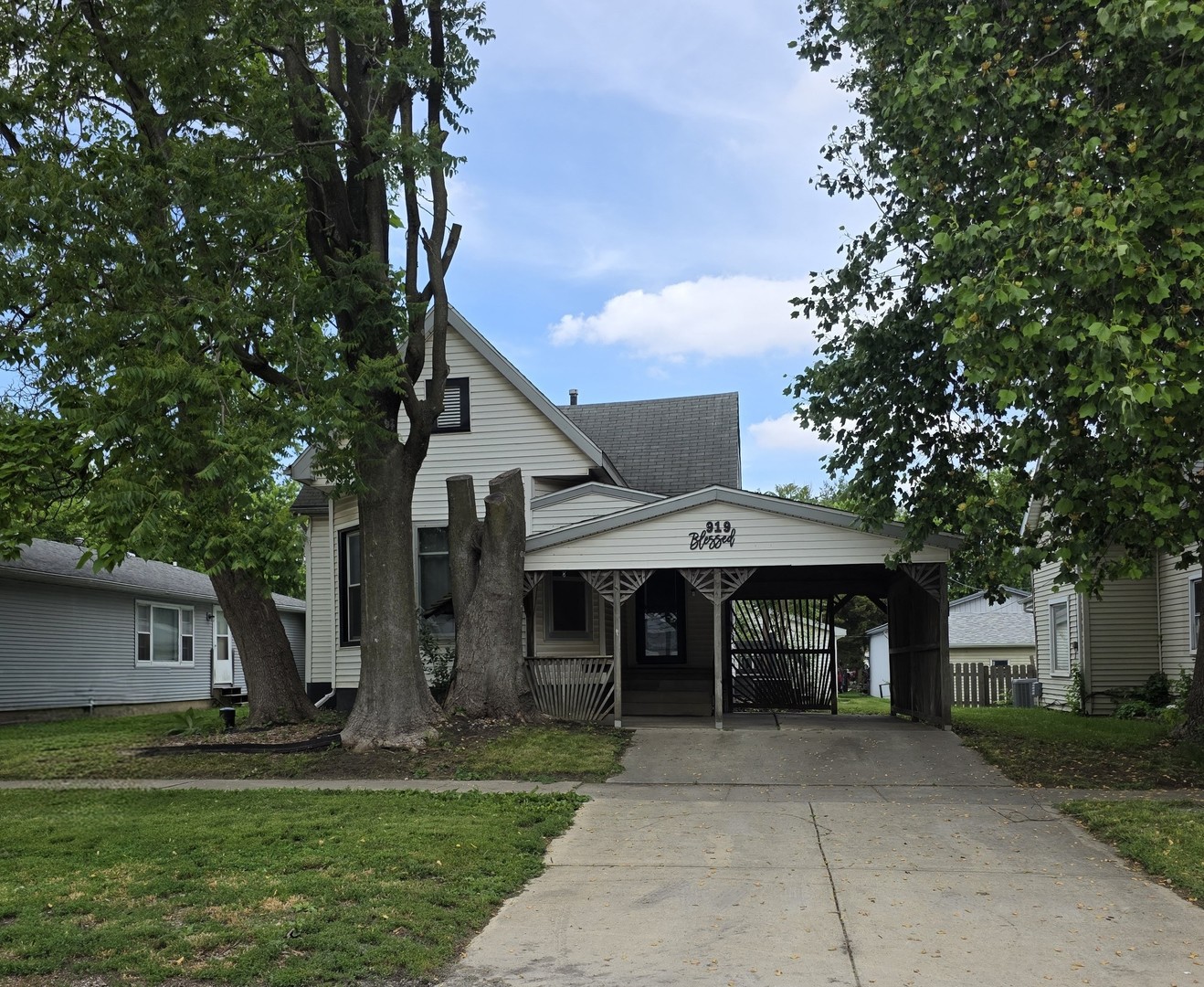 919 East Johnson Street Clinton, IL 61727 - Photo 1 of 13