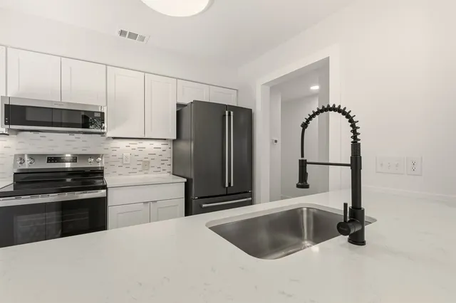 $3,500 | 814 West Mary Street, Unit A, Austin, TX 78704