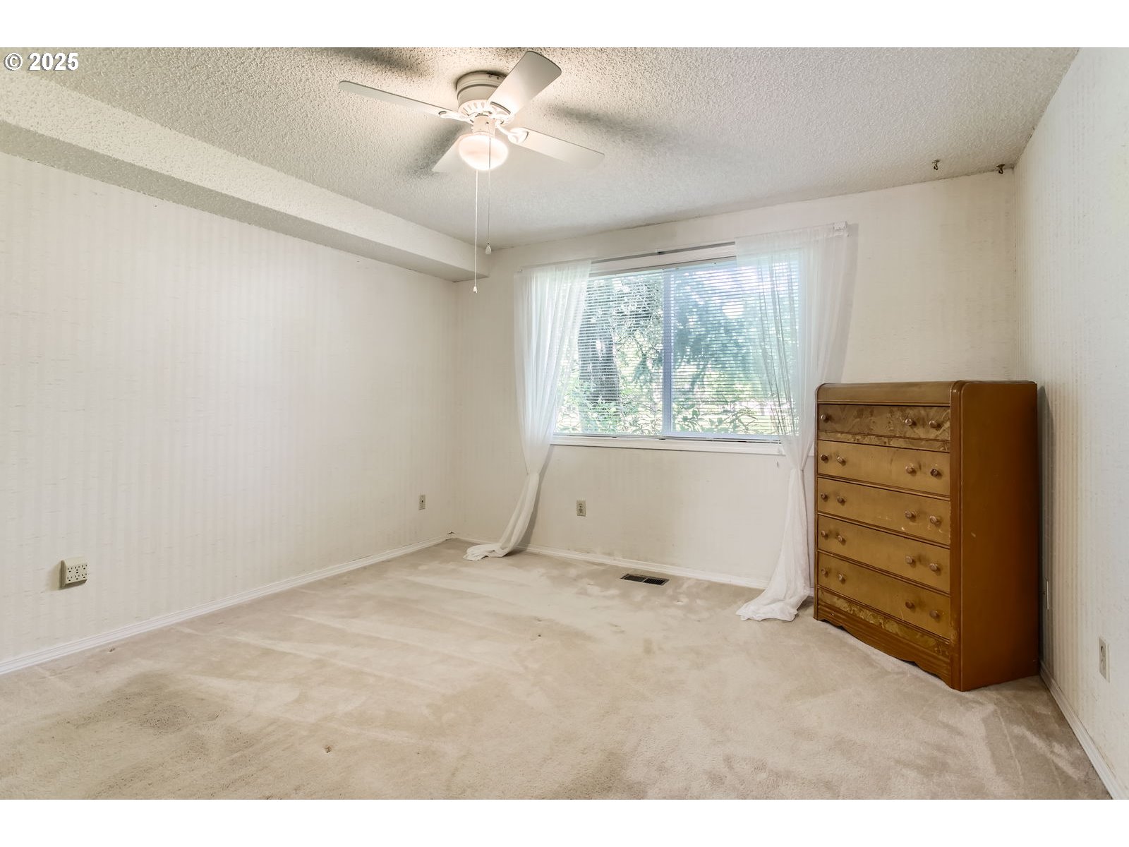 220 Northeast Village Squire Avenue, Unit 12 Gresham, OR 97030 - Photo 22 of 29 a view of room with a ceiling fan
