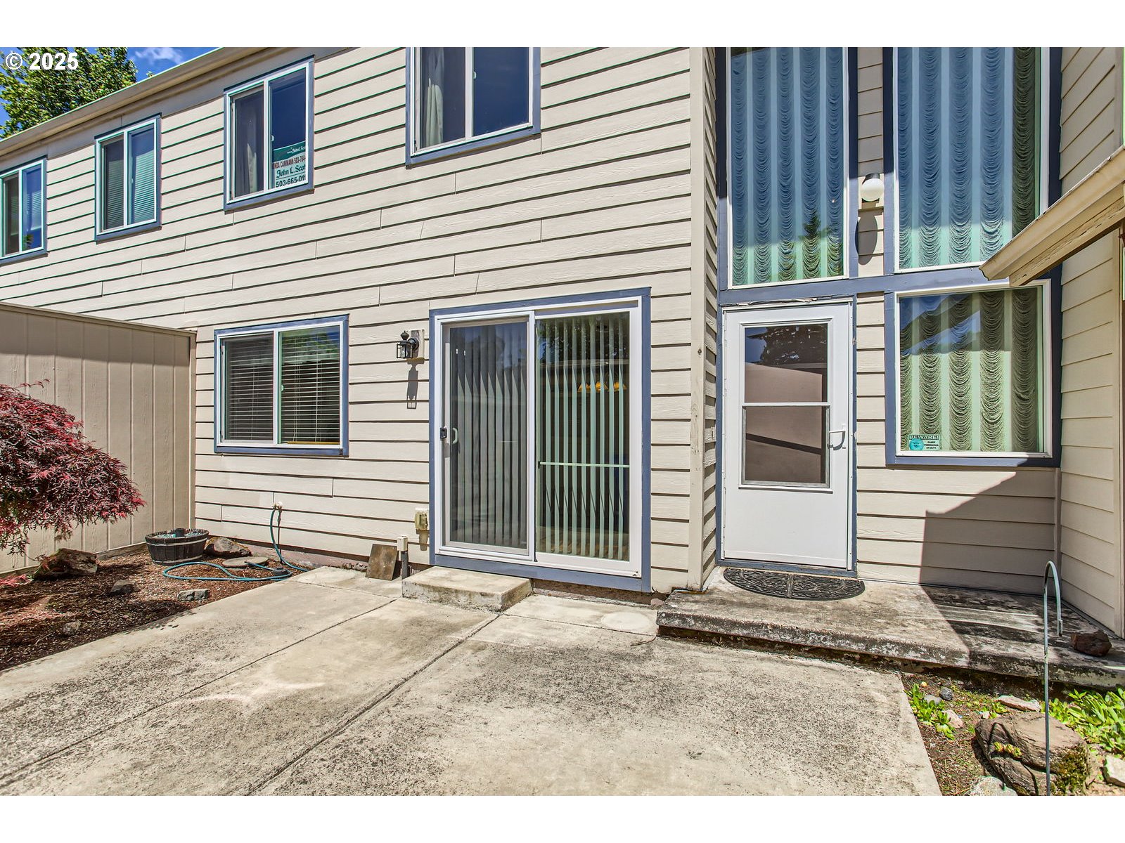 220 Northeast Village Squire Avenue, Unit 12 Gresham, OR 97030 - Photo 4 of 29 a backyard of a house