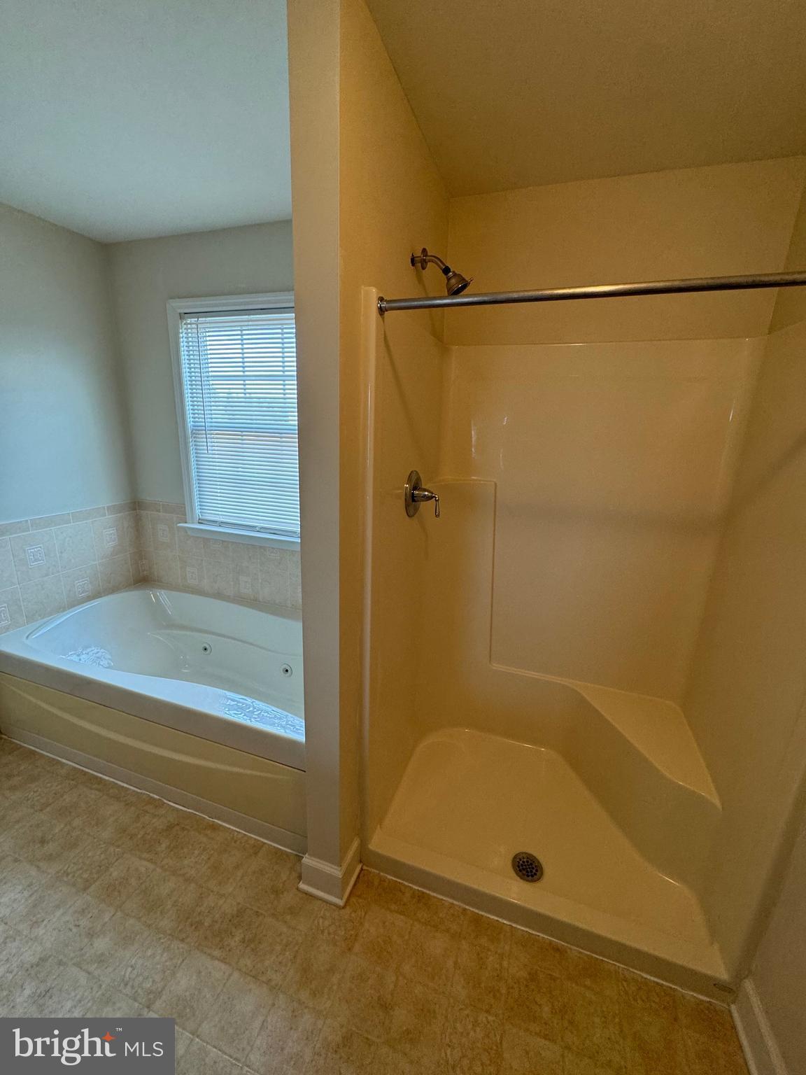 121 Scully Place Lewisberry, PA 17339 - Photo 7 of 11 a bathroom with a bath tub