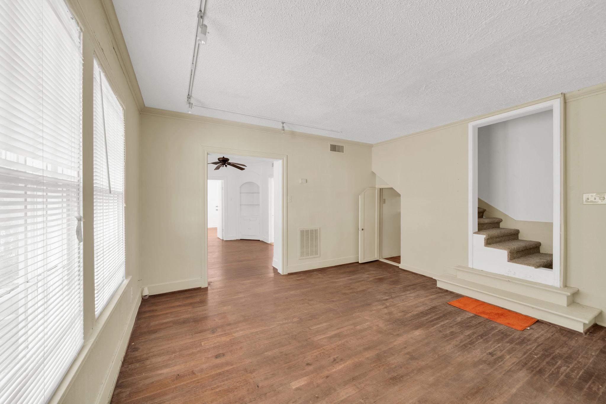 1939 Richmond Avenue, Unit 2 Houston, TX 77098 - Photo 12 of 21 a view of an empty room with a window