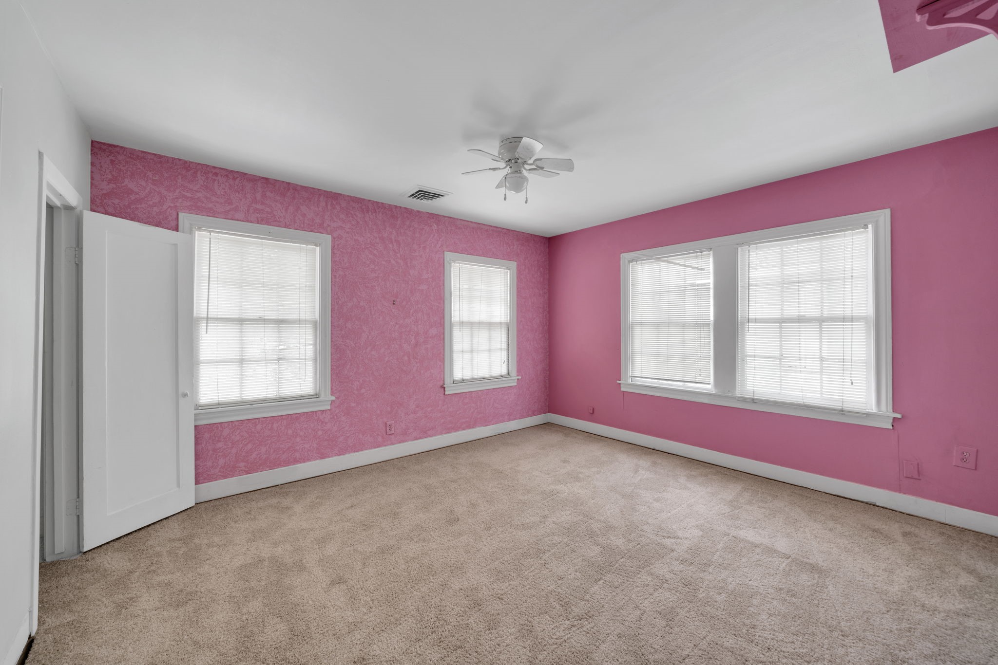 1939 Richmond Avenue, Unit 2 Houston, TX 77098 - Photo 14 of 21 an empty room with windows