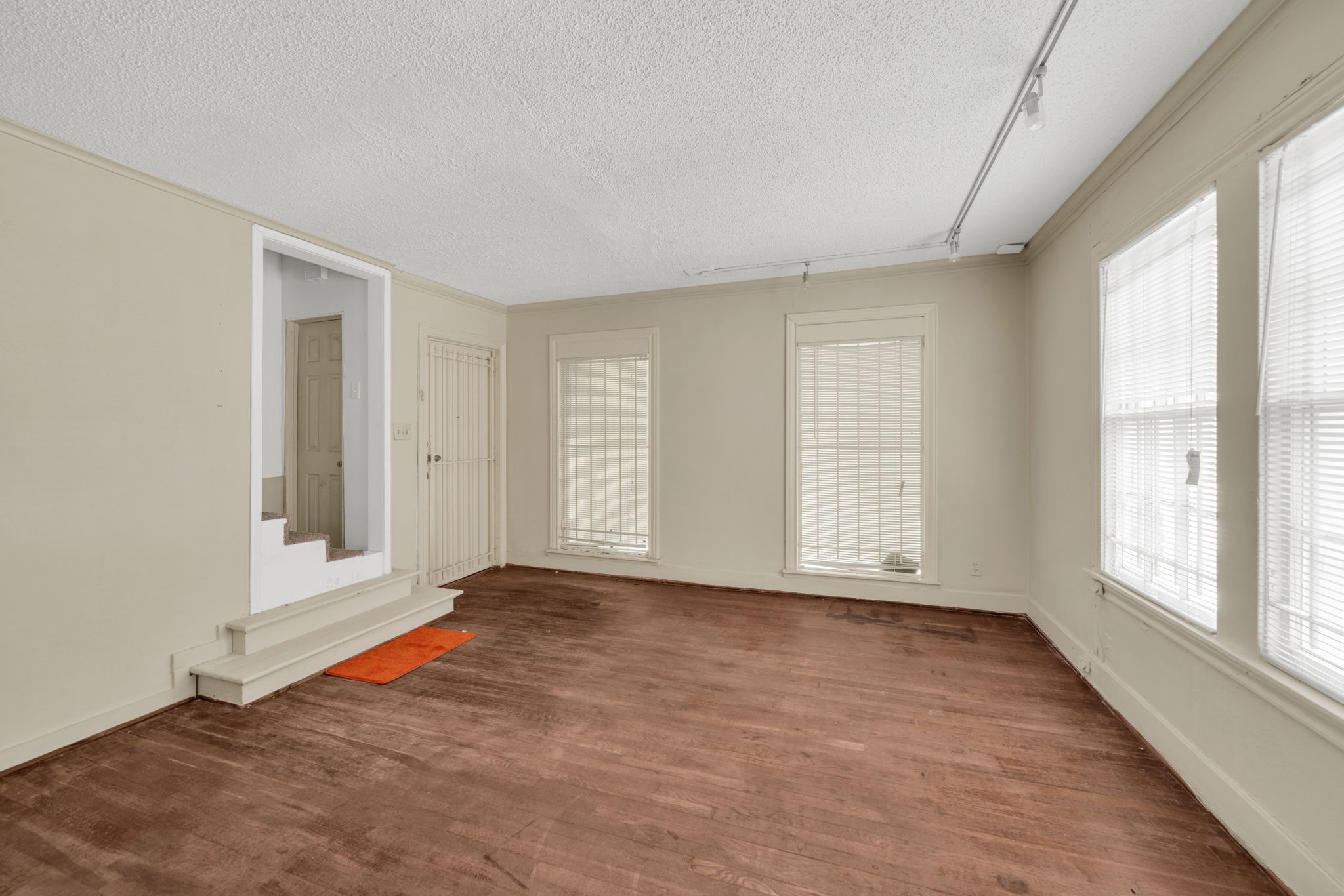 1939 Richmond Avenue, Unit 2 Houston, TX 77098 - Photo 6 of 21 a view of an empty room with a window