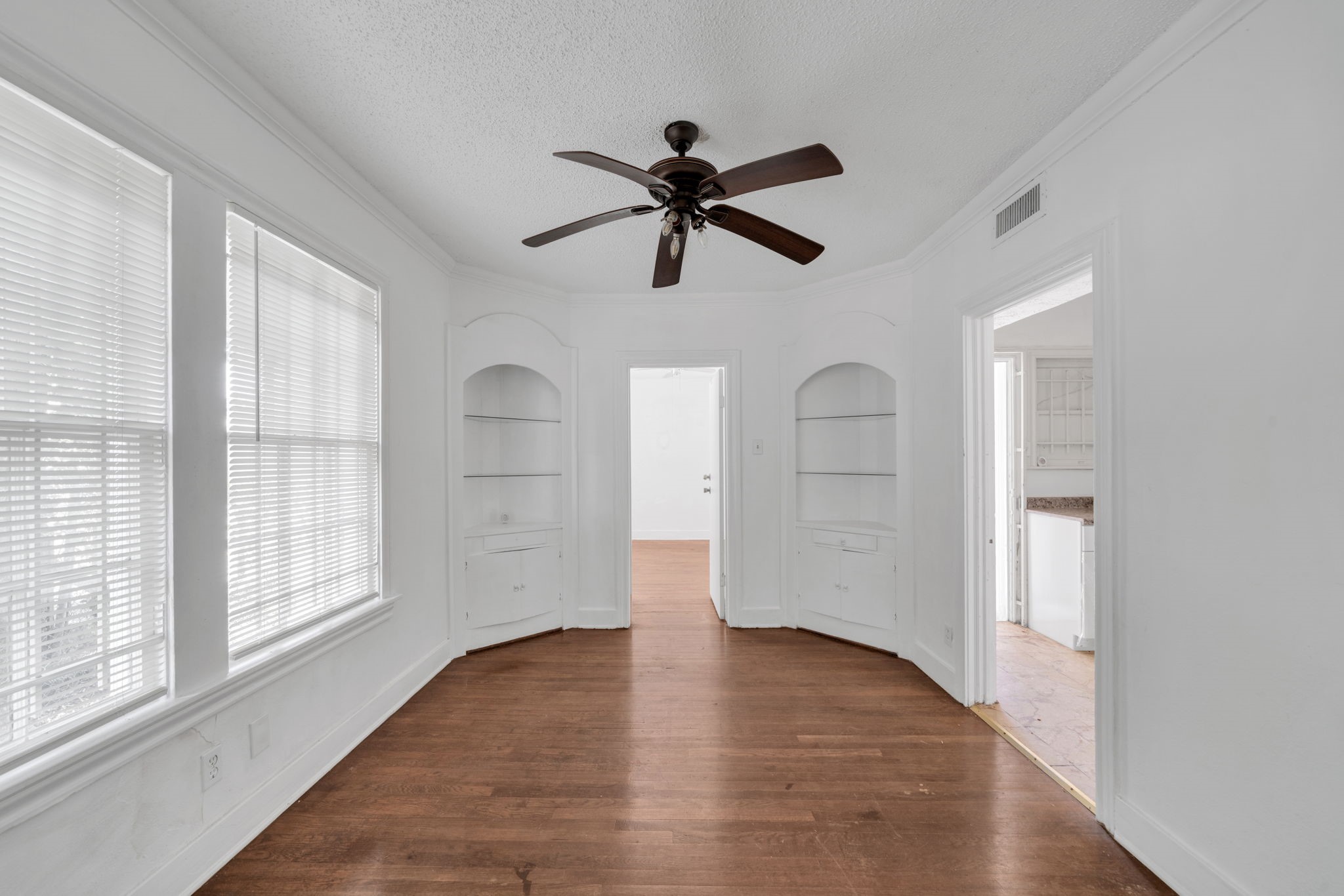 1939 Richmond Avenue, Unit 2 Houston, TX 77098 - Photo 7 of 21 a view of empty room with wooden floor and fan