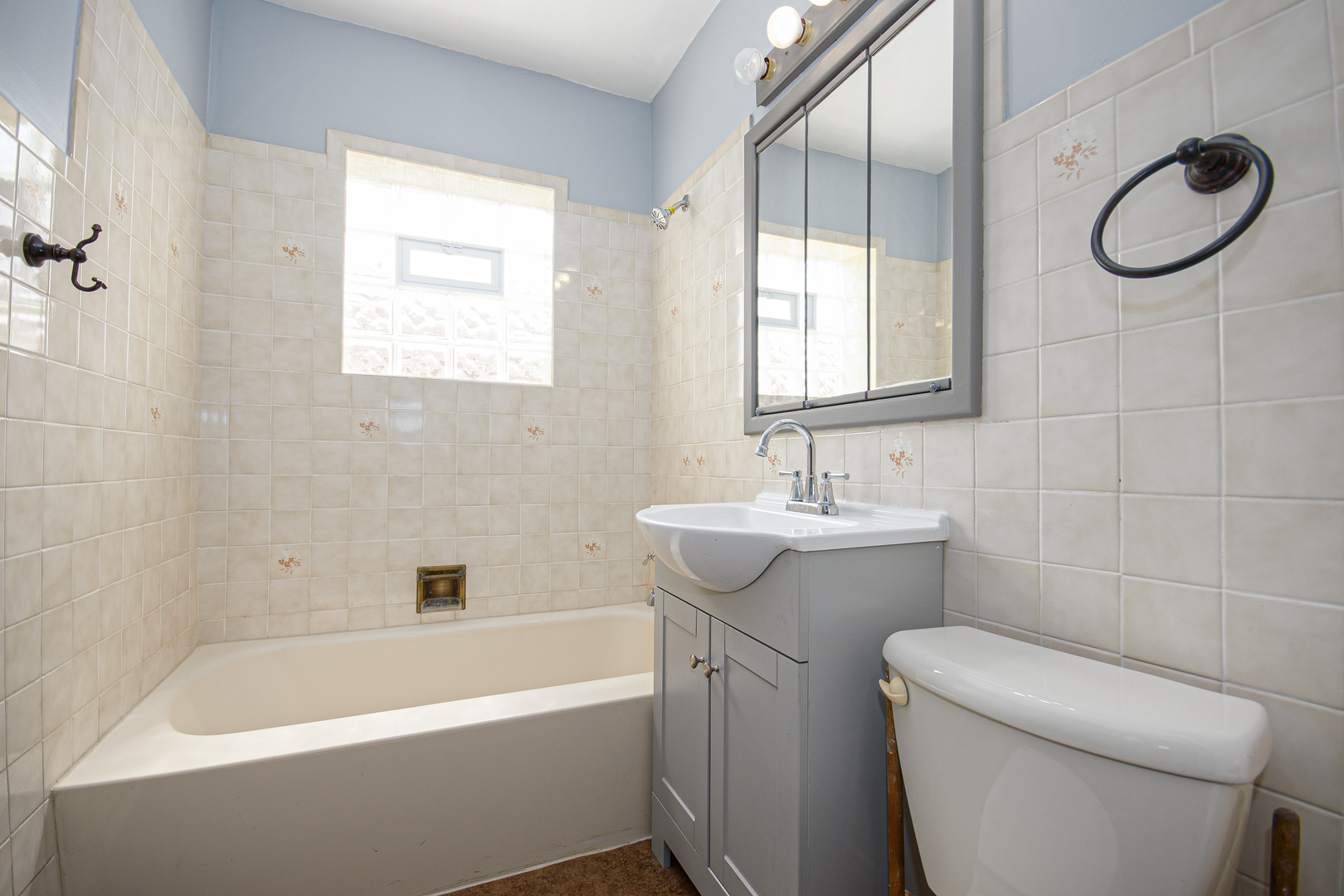 5533 South Menard Avenue Chicago, IL 60638 - Photo 14 of 26 a bathroom with a sink a toilet and a bathtub