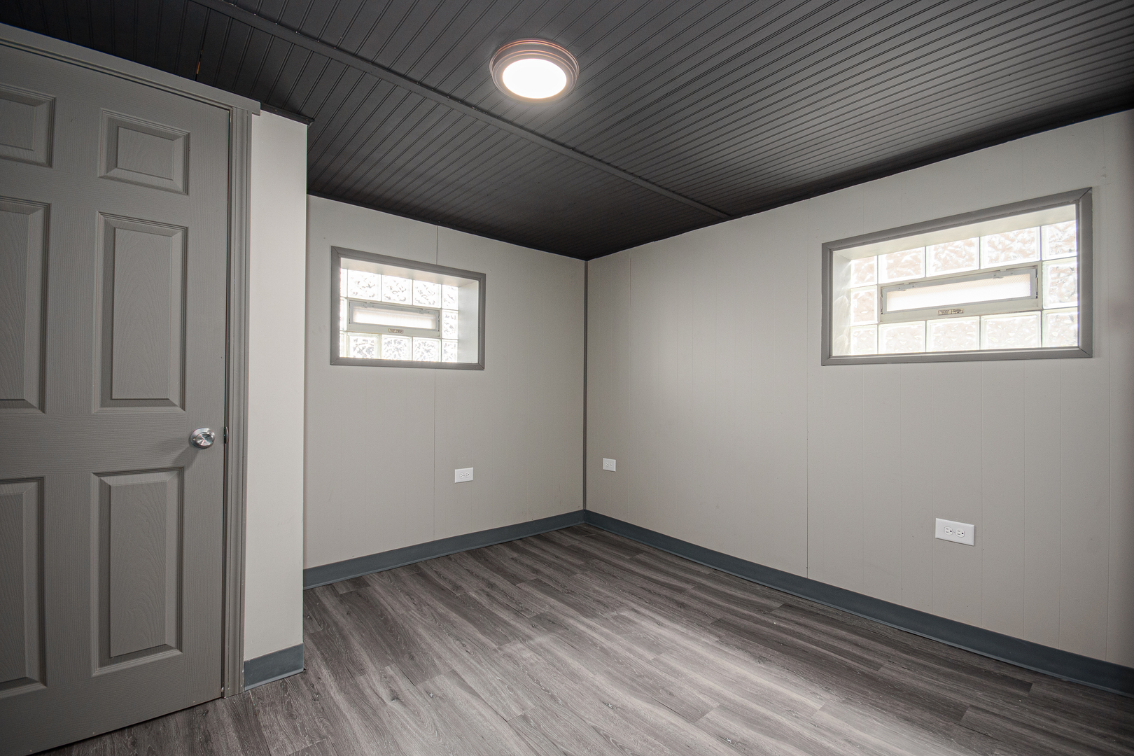 5533 South Menard Avenue Chicago, IL 60638 - Photo 21 of 26 a view of empty room with wooden floor