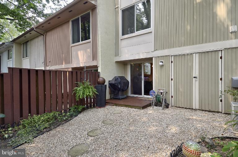 2368 Southgate Square Reston, VA 20191 - Photo 6 of 23 a view of a house with backyard and sitting area